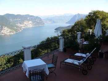 La nostra dei sogni..quella scelta... situata sopra un monte vista totale lago! ROMANTICISSIMA!