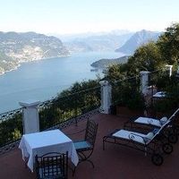 La nostra dei sogni..quella scelta... situata sopra un monte vista totale lago! ROMANTICISSIMA!