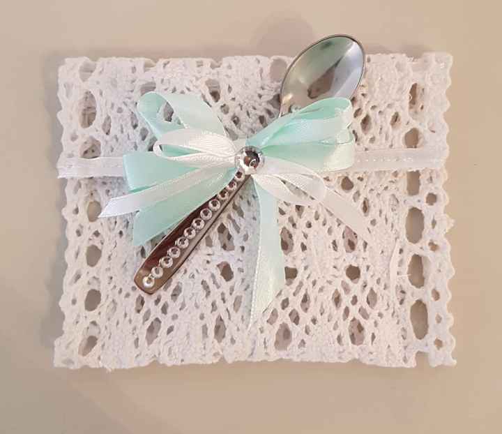 sacchetto portaconfetti con cucchiaino in strass.