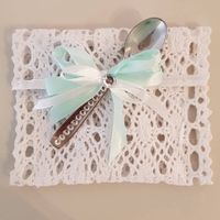 sacchetto portaconfetti con cucchiaino in strass.