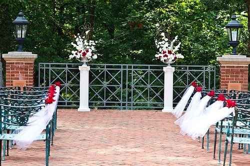 Possibile addobbo sedie chiesa