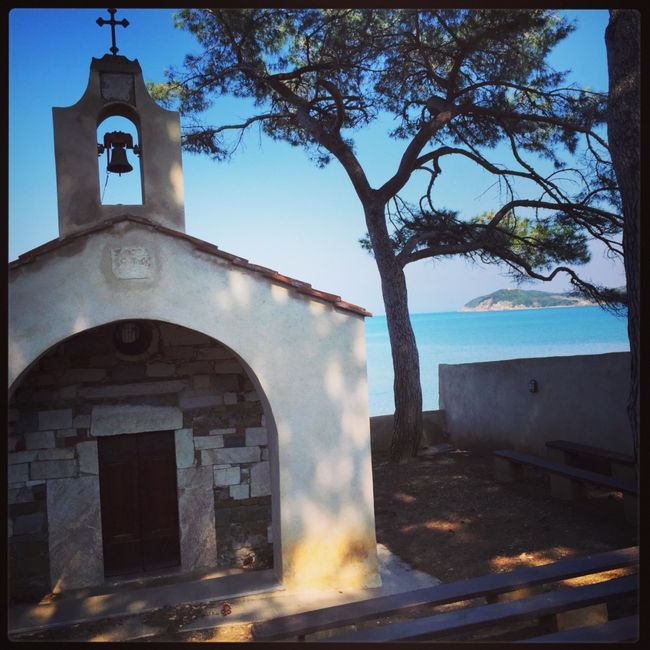La piccola chiesa sul mare