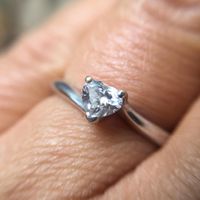 E ora mostraci una foto del tuo anello di fidanzamento! - 1