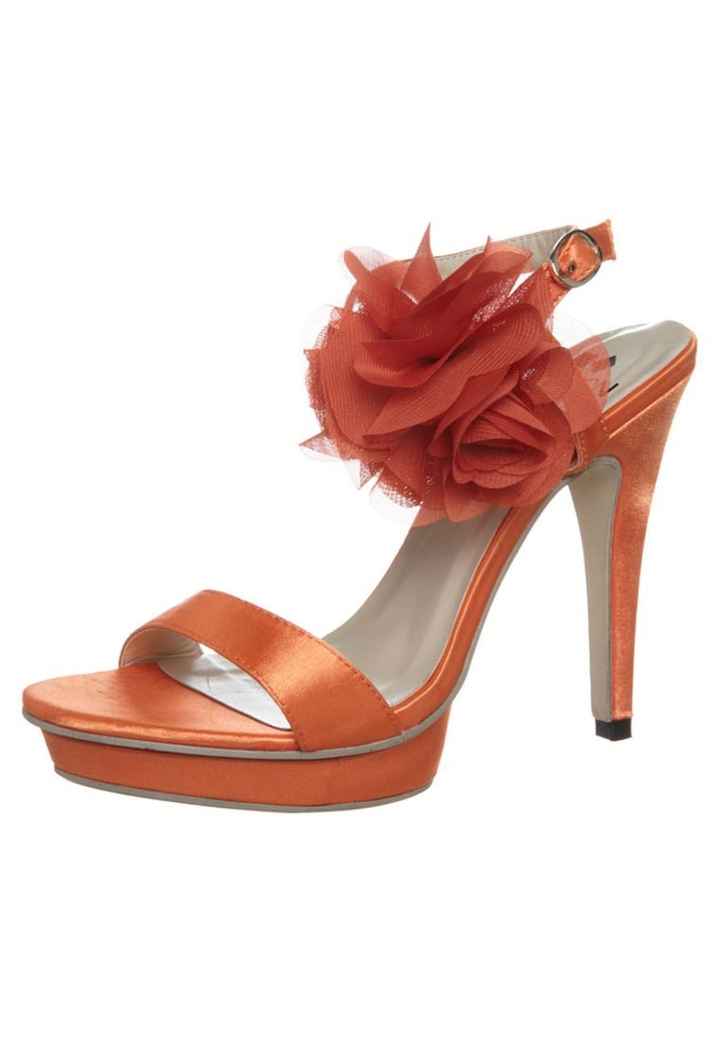 scarpe arancioni..