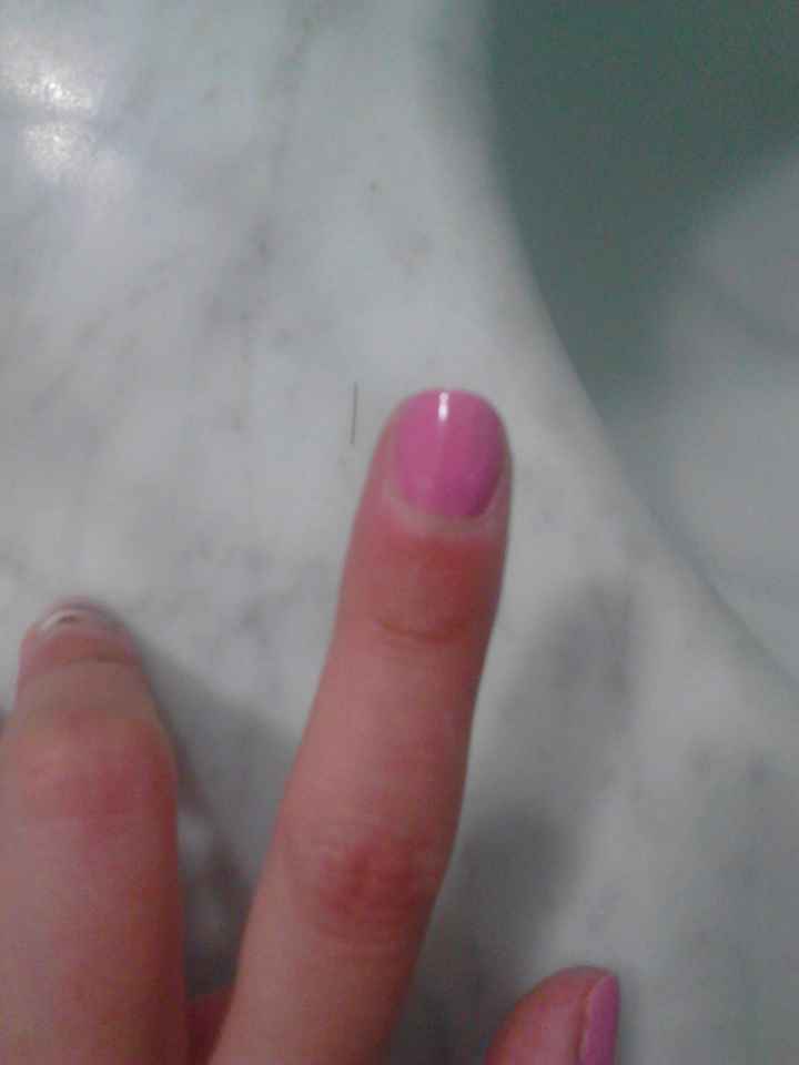 Troppo forte come colore x la manicure? - 1