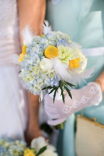 Club della sposa con il bouquet color pastello