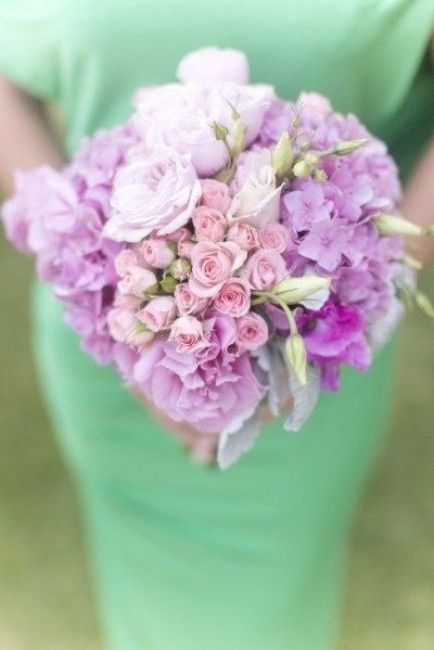 Club della sposa con il bouquet color pastello