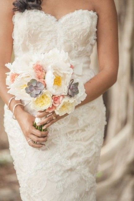 Club della sposa con il bouquet color pastello