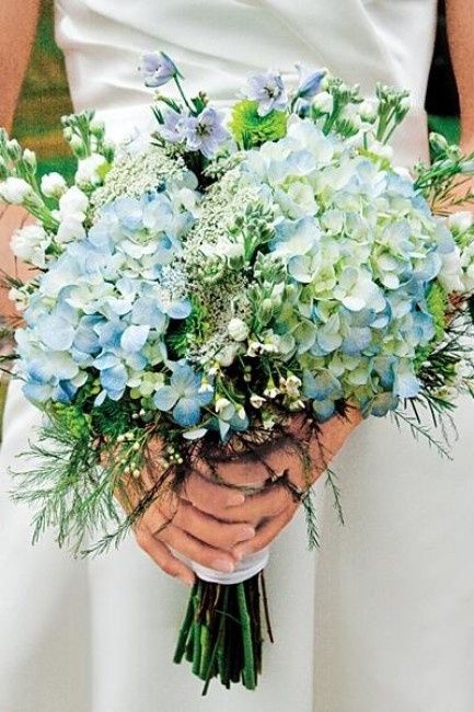 Club della sposa con il bouquet color pastello