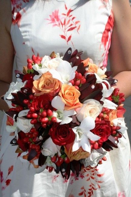 Club della sposa con il bouquet colorato
