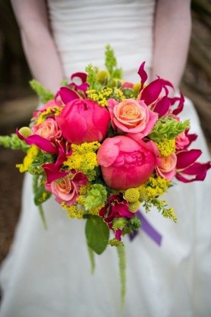 Club della sposa con il bouquet colorato