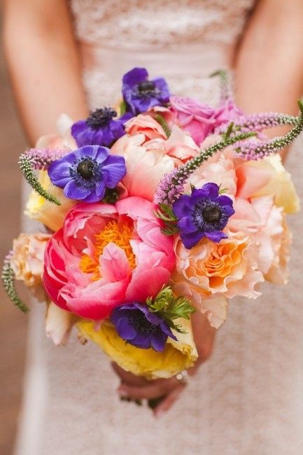 Club della sposa con il bouquet colorato