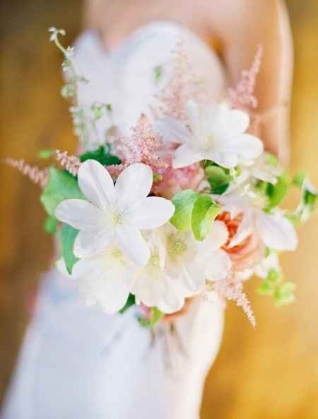 Club della sposa con il bouquet color pastello