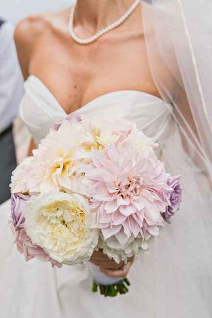 Club della sposa con il bouquet color pastello