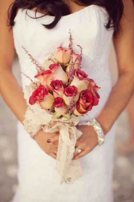 Club della sposa con il bouquet color pastello