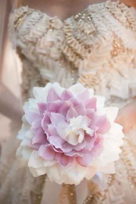 Club della sposa con il bouquet color pastello