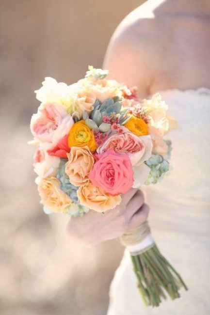 club della sposacon il bouquet color pastello