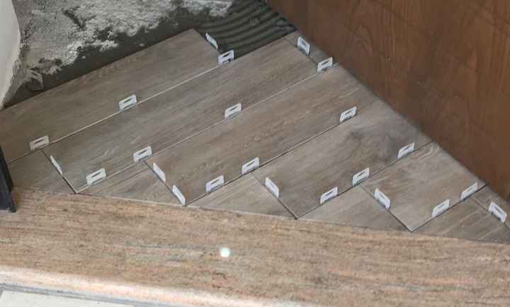 Come posare pavimenti gress effetto parquet - 1