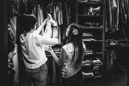 Le testimoni ravanano in cabina armadio