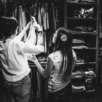 Le testimoni ravanano in cabina armadio