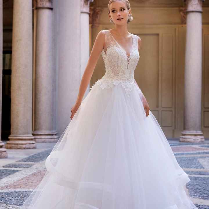 Preferite un abito da sposa scollato oppure con lo spacco? - 1