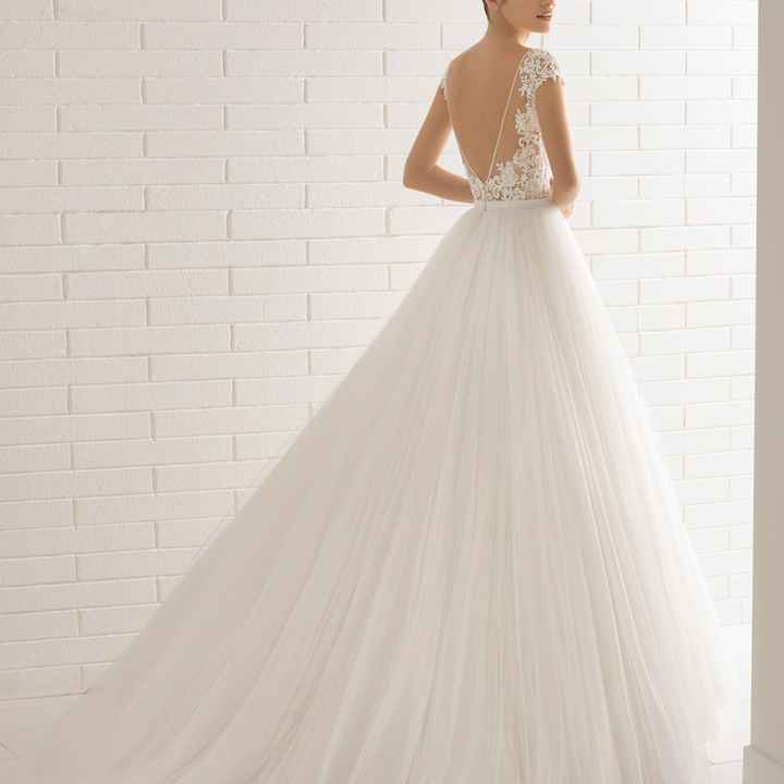 Meglio un abito da sposa con la schiena scoperta oppure con dei ricami? - 1