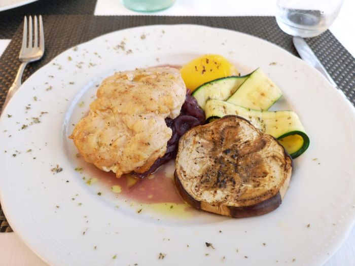Salmone all'aneto su letto di cipolle di Tropea caramellate e verdure grigliate