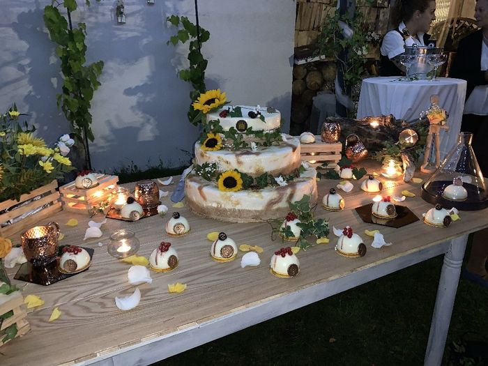 Torta da taglio e allestimenti con specchi, edera, fiori, lanterne e lucine