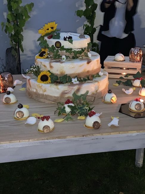 Torta cioccolato con crumble di mandorle e ripieno con crema di pistacchi e di lamponi