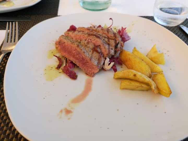 Tagliata di manzo con patate sorriso