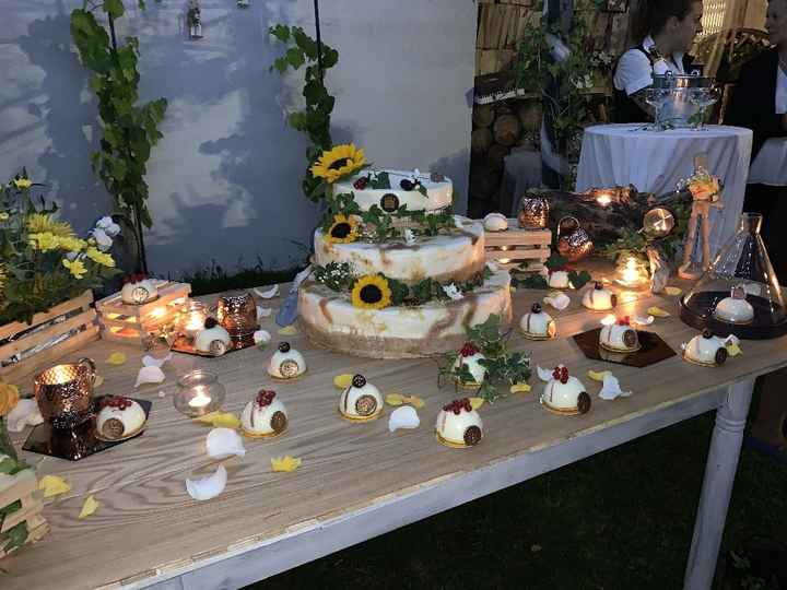 Torta da taglio e allestimenti con specchi, edera, fiori, lanterne e lucine