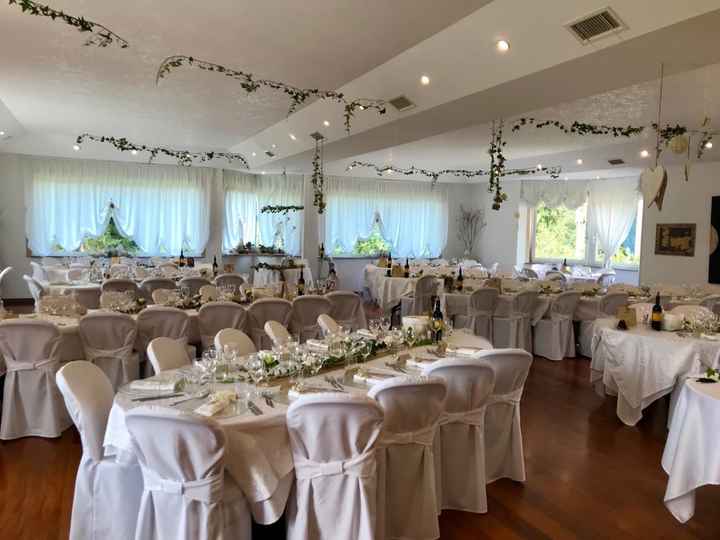 Sala con edera e lucine dal soffitto
