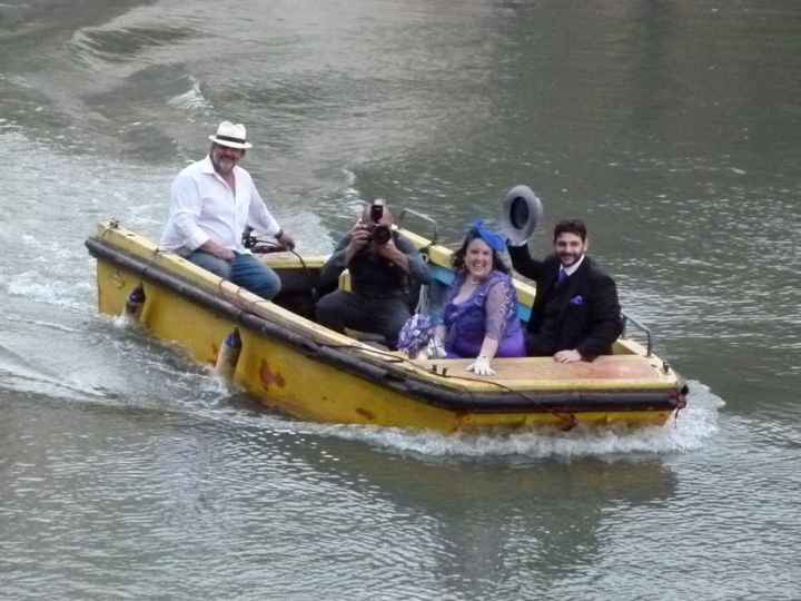 Arrivo al barcone in barchino