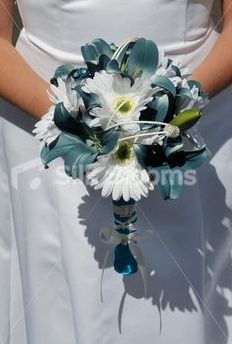 bouquet gerbere bianche e fiore petrolio