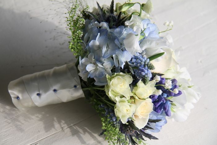 bouquet fiori vari e spilli petrolio