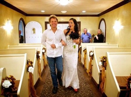 Bon Jovi accompagna una fan all'altare