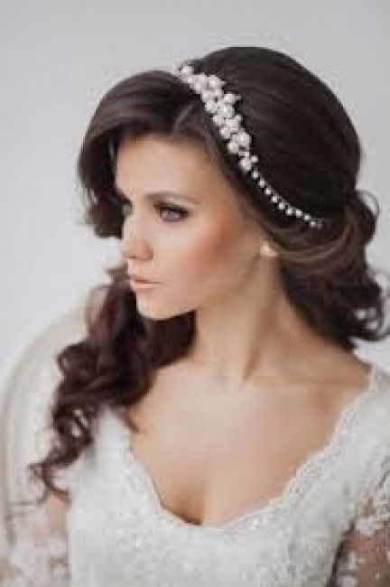 Acconciatura capelli sciolti e tiara