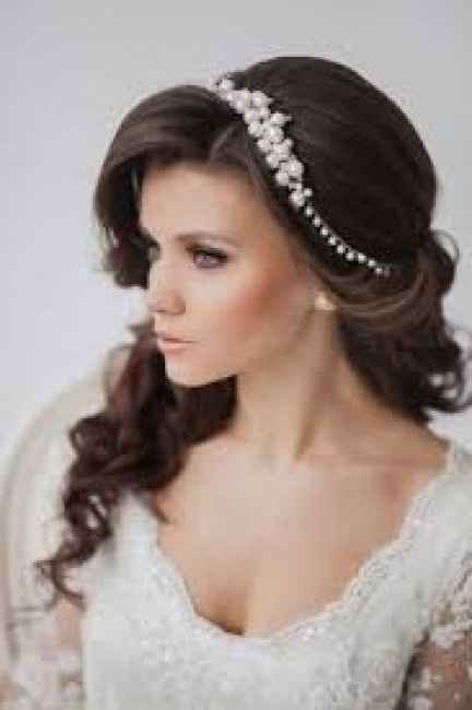 Acconciatura capelli sciolti e tiara