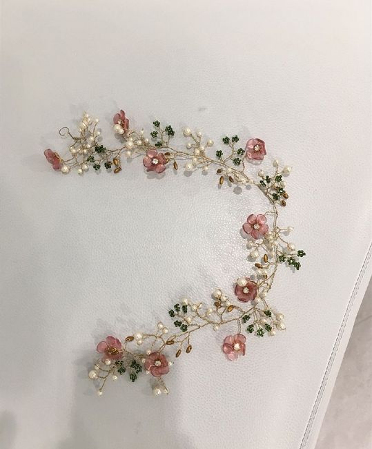 Spose con coroncina di fiori - 1