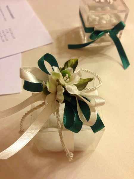 Cubotto bianco/verde e confetti per partecipazioni - 1