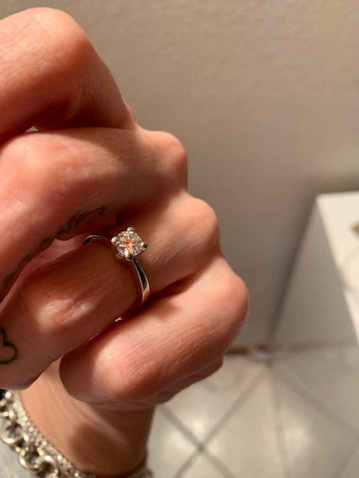 E ora mostraci una foto del tuo anello di fidanzamento! - 1
