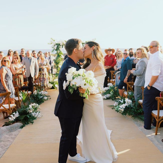 Ecco i dettagli del matrimonio intimo e romantico di Chloe Bridges e Adam Devine!😍 1