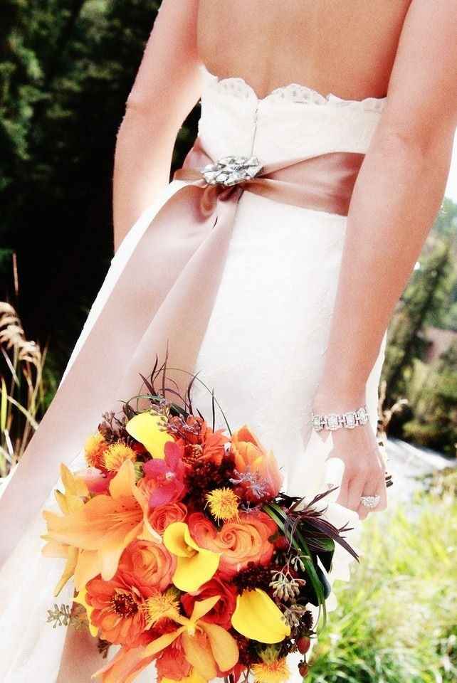 vestito dettaglio beige e fiori arancio