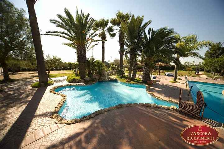 una delle piscine che si trovano all'esterno della sala