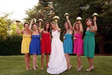 Damigelle con vestiti uguali ma colori diversi