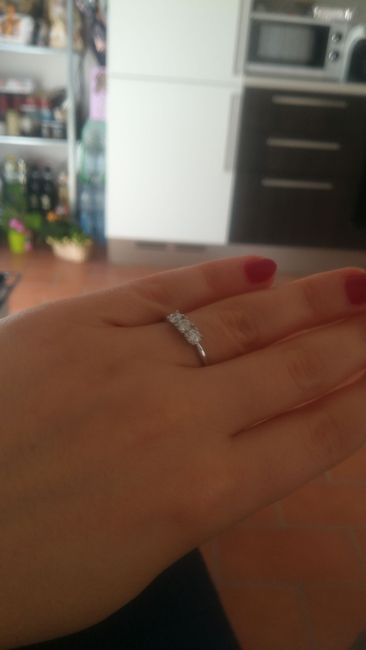 E ora mostraci una foto del tuo anello di fidanzamento! - 1