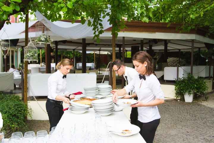 Buffet nel giardino
