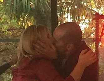 Il primo bacio da marito e moglie