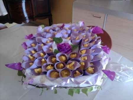 Coni porta riso nel cesto addobbato