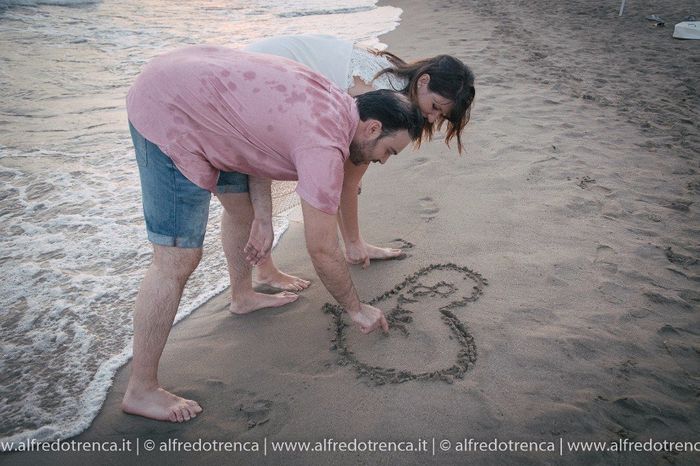 Noi due scrivendo la nostra data sulla sabbia